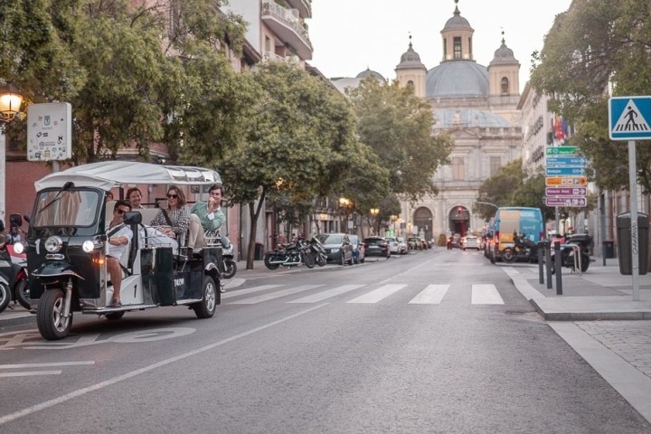 turistas en tuk tuk Madrid