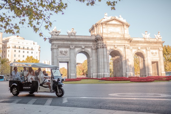 Tuk Tuk Madrid visiting Puerta de Alcala
