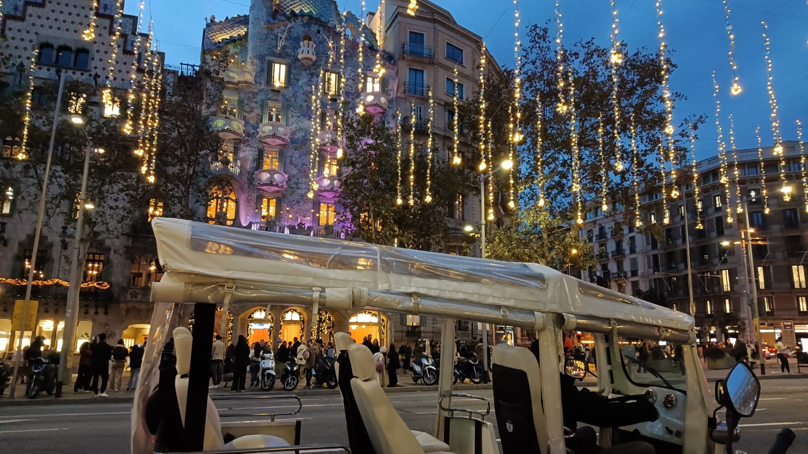 Tour Luces Navidad Barcelona en Eco Tuk Tuk Image 3 a tall building in a city
