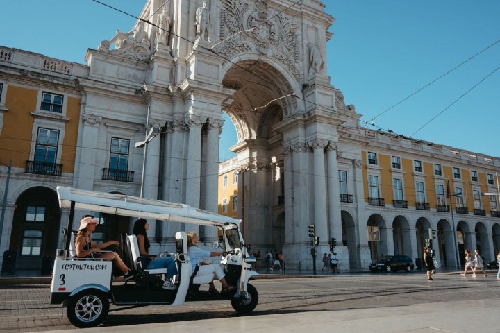 a motorcycle is parked in front of a building